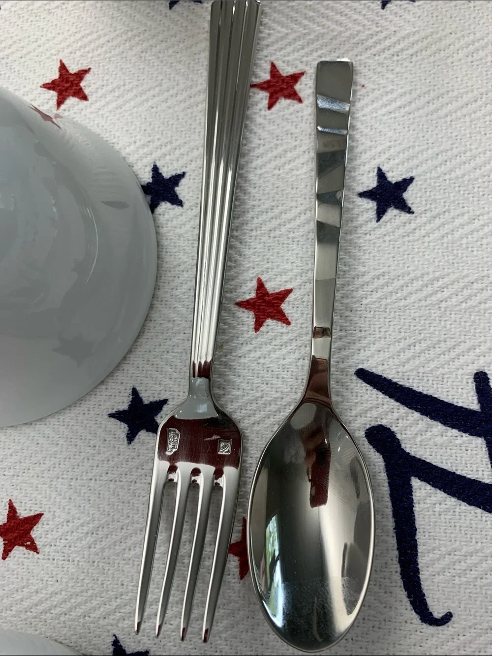 ONEIDA 18 Pc Set for 6 Guests - High End Dipping Party